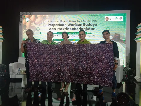 Kolaborasi Apical Group dengan Beberapa Pihak Luncurkan Batik Berbasis Sawit