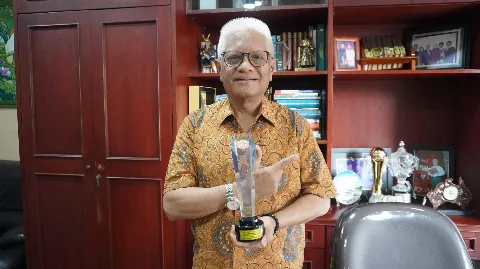 Arifin Lambaga Raih Penghargaan Tokoh Pelopor Sertifikasi Sawit Berkelanjutan di Ajang Sawit Indonesia Award 2024