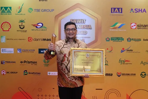 Kepala Dinas Perkebunan Riau Raih Sawit Indonesia Award 2024 Kategori Komitmen Kebijakan Tata Niaga Sawit