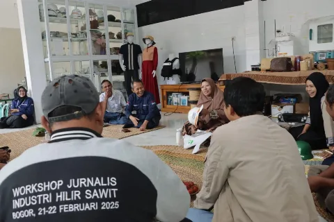 BPDP dan Majalah Sawit Indonesia Ajak Jurnalis Belajar Fasilitas Produksi Helm Sawit