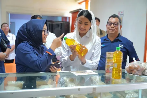Wakil Menteri Perdagangan Meninjau Operasi Pasar di Kantor Pos Cabang Kabupaten Ngawi