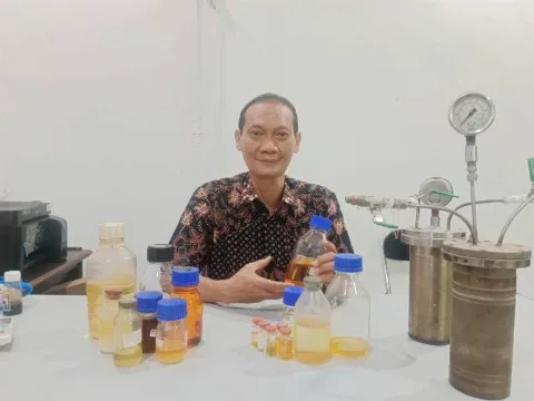 Profesor dari ITS Mencampurkan Biomassa dan Plastik Menjadi Biofuel
