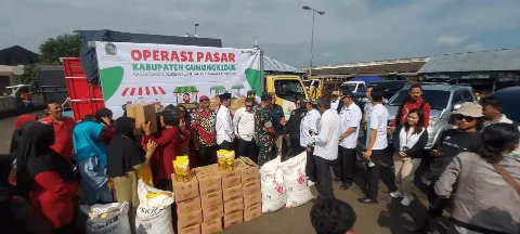 PT Rajawali Nusindo Menjual Minyak Goreng Rp14.500/liter