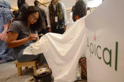 Kolaborasi Apical Hasilkan Malam Sawit untuk Batik Nan Cantik