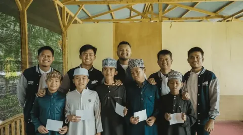 Kepedulian PTPN IV Regional III Berbagi Kebahagiaan Bersama Santri