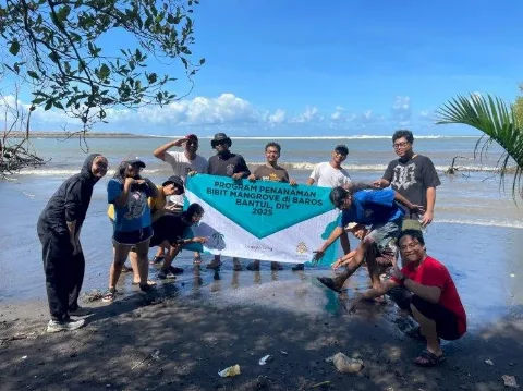 Kolaborasi CV. Smart Batik Indonesia dan Pensil Terbang Tanam Mangrove di Pantai Baros