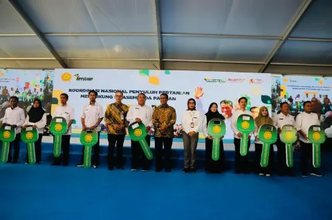 Menteri Pertanian Bagikan Sepeda Motor Kepada Penyuluh Pertanian Berkinerja Terbaik