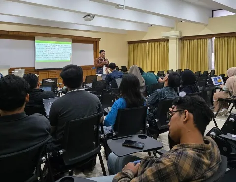 Batik Sawit dan Produk Turunan Sawit Dikenalkan di FEB UGM