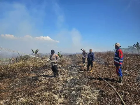 Polsek Jawai Beserta Tim Gabungan Berjibaku Padamkan Karhutla