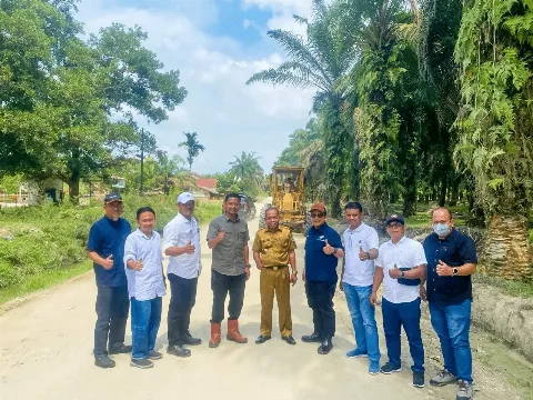 PTPN IV Regional III  Perbaiki Jalan Desa Rimpian Tumbuhkan Ekonomi Lokal