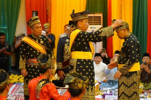 Gubernur Riau Abdul Wahid Sandang Gelar Datuk Seri Setia Amanah
