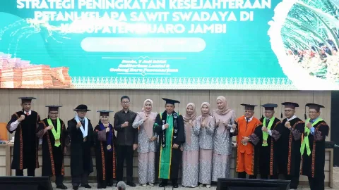 Bupati Muaro Jambi Raih Gelar Doktor Ilmu Pertanian, Fokus Disertasi pada Petani Sawit Swadaya