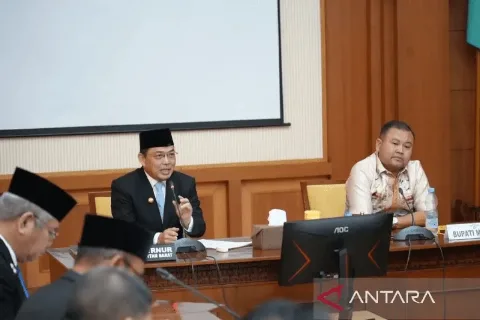Gubernur Kalimantan Barat Mencari Solusi Terbaik Terkait Konflik Lahan Sawit
