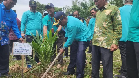 Kemenag Bireuen Melaksanakan Gerakan 1000 Pohon Wakaf Produktif
