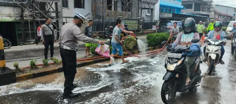 BS-PBK Nanga Pinoh Tangani Tumpahan Solar Dari Truk Tangki CPO