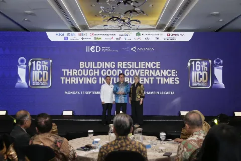 Astra Agro Lestari Raih Penghargaan Top Emiten Midcap 2025
