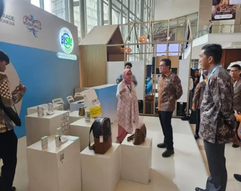 TEI 2025: Mendag Busan Sapa Hangat Pelaku UMKM Peserta Pameran