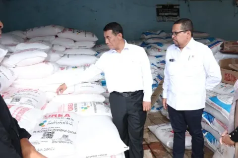 Mentan Amran dan KSP Qodari Sidak Kios Pupuk