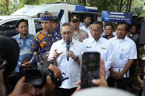 Menko Zulhas Tinjau Langsung Pupuk Subsidi Dijual Sesuai HET
