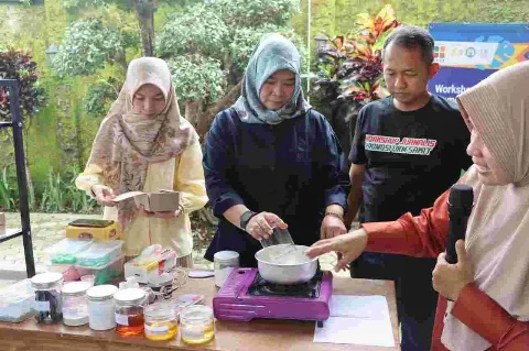 Majalah Sawit Indonesia Ajak Jurnalis Belajar Pembuatan Lilin dari Jelantah