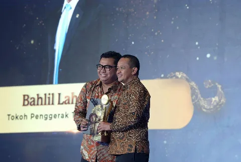 Menteri Bahlil Dianugerahi Penghargaan Tokoh Penggerak Transisi Energi