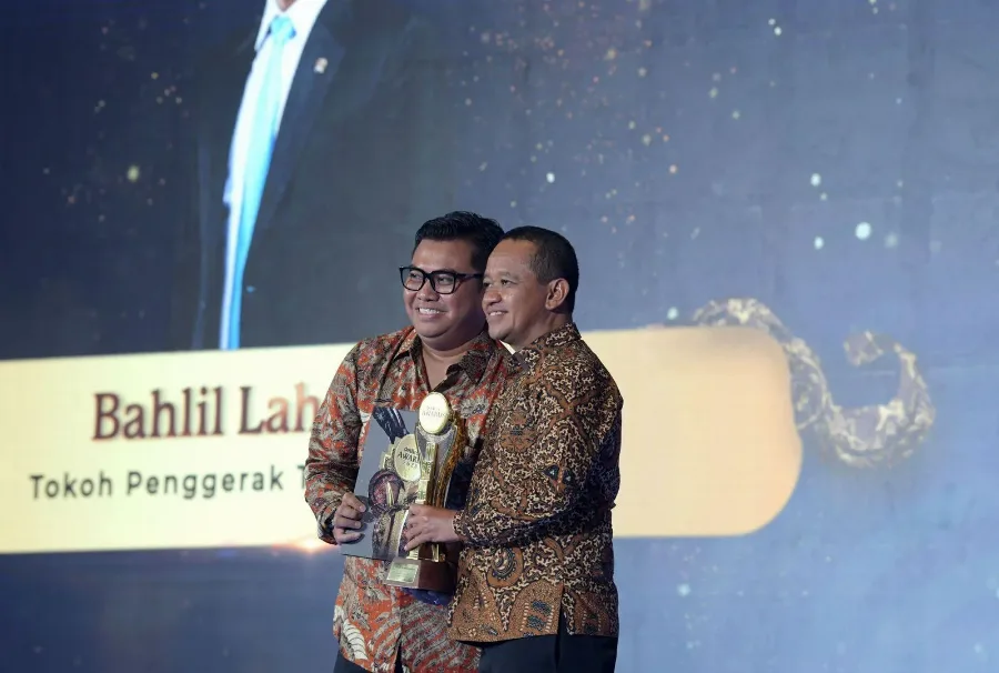 Menteri Bahlil Dianugerahi Penghargaan Tokoh Penggerak Transisi Energi