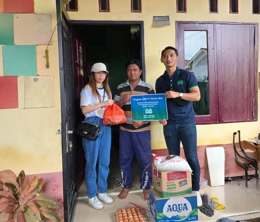 Musim Mas Serahkan Bantuan untuk Masyarakat Terdampak Banjir di Sumatera