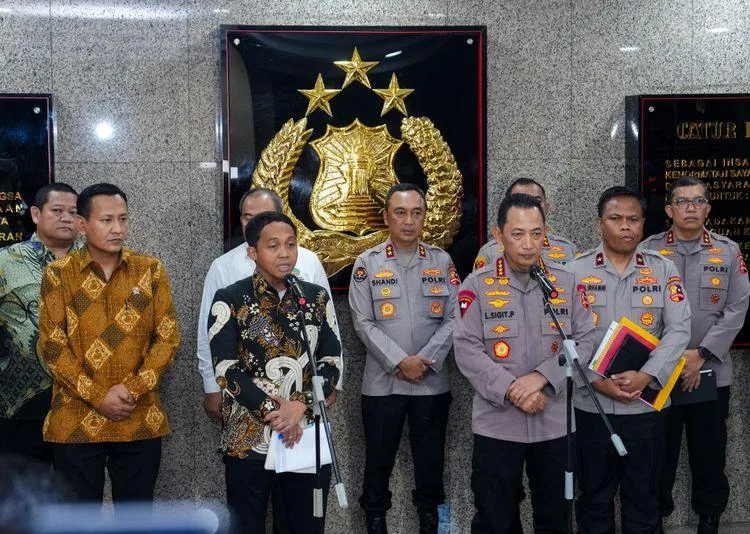 Menhut Raja Antoni dan Kapolri Tegas Usut Asal Gelondongan Kayu Banjir Sumbar
