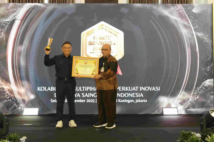 Dr. Gulat Manurung Dianugerahi 4th Sawit Indonesia Award 2025 Kategori Advokasi Kebijakan Petani Sawit