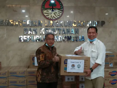 Cegah Meluasnya Corona, GAPKI Serahkan Bantuan Kepada KLHK
