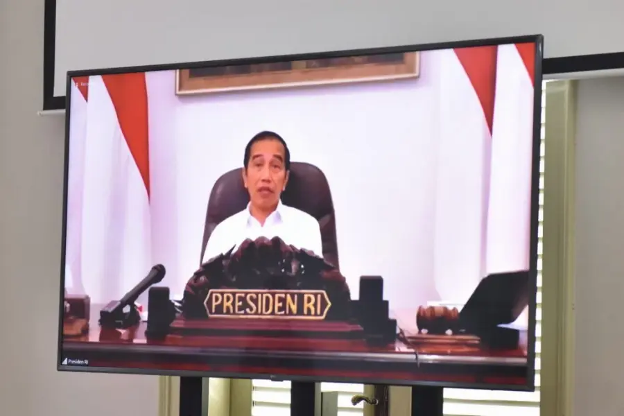 Rapat Terbatas melalui Video Conference mengenai Lanjutan Program Mitigasi  Dampak COVID-19 pada Sektor Riil, 22 April 2020,  di Istana Merdeka, Provinsi DKI Jakarta