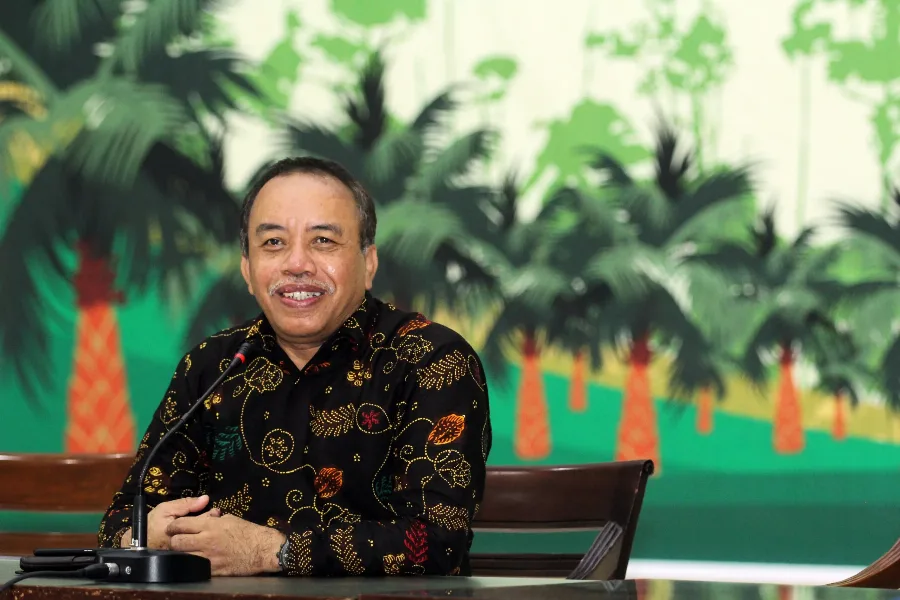 Dr. Ir. Purwadi, MS, Direktur Pusat Sains Kelapa Sawit Instiper  TRANSFORMASI KEMITRAAN PETANI SAWIT, ANTARA MANDIRI ATAU SINERGI
