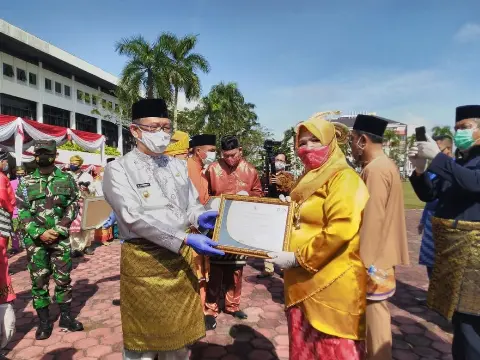 Gubernur Kalbar Serahkan Penghargaan Kepada Anggota Gapki