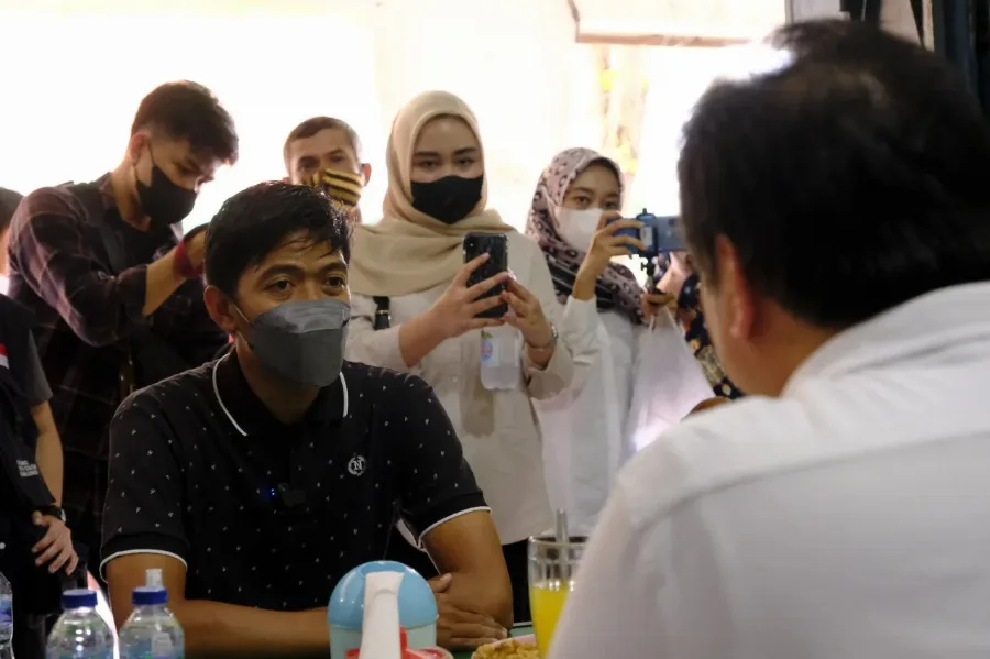 Nikmati Kuliner Tradisional, Menko Airlangga Berbincang Santai sembari Memastikan Kebijakan Pemberdayaan UMKM Telah Berjalan dengan Baik