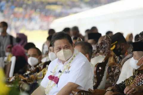 Hadiri Puncak Peringatan Hari Koperasi Nasional, Menko Airlangga Gelorakan Semangat Transformasi dan Pemberdayaan Koperasi