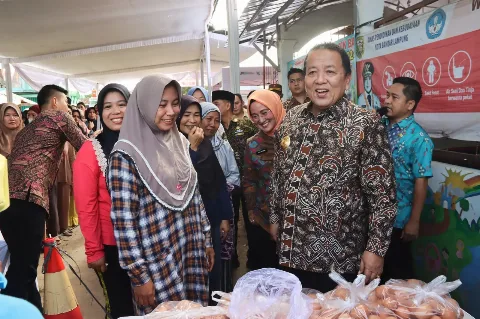 Gubernur Arinal Djunaidi Meninjau Pasar Murah Bersubsidi di Kelurahan Sukarame II Kecamatan Teluk Betung Barat Bandar Lampung