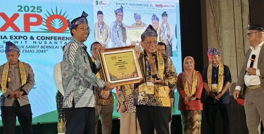 Bupati Rokan Hilir Menerima Penghargaan Bergengsi Sebagai Pembina Pengembangan Usaha Kecil Menengah dan Koperasi di Bidang Sawit