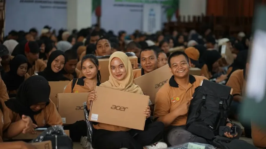 AKPY 'STIPER' Bagikan Laptop untuk Mahasiswanya, Dr. Sri Gunawan: Manfaatkan Laptop untuk Mendukung Pembelajaran dan Perkuliahan