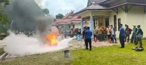 Damkar Kotawaringin Barat Laksanakan Sosialisasi dan Pelatihan Pencegahan serta Penanggulangan Kebakaran Bagi Anggota Asosiasi Petani Lestari Kelapa Sawit Kotawaringin Barat