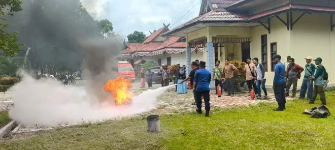 Damkar Kotawaringin Barat Laksanakan Sosialisasi dan Pelatihan Pencegahan serta Penanggulangan Kebakaran Bagi Anggota Asosiasi Petani Lestari Kelapa Sawit Kotawaringin Barat