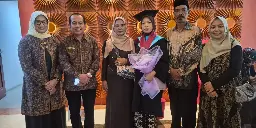 Mengukir Sejarah dari Belantara Jambi: Kurnia, Gadis Orang Rimba Rasakan Haru Wisuda Keperawatan Poltekkes Kemenkes