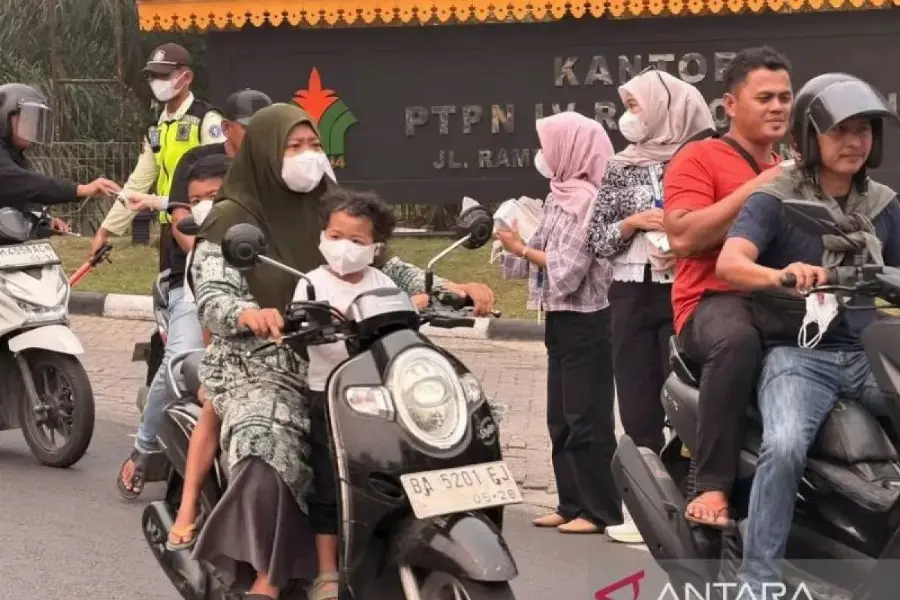 Tanggap Bencana Karhutla: PTPN IV Regional III Salurkan Masker dan Sembako bagi Warga Riau