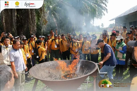111 Orang Pekebun Inhil, Datang Ke Koperasi Produsen Tunas Muda Untuk Belajar Pembuatan Biochart, Bagian Program Pelatihan Pupuk Organik Dari BPDP.