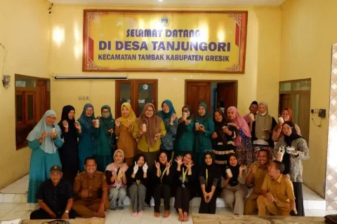 Mahasiswa KKN PPM UGM Ajarkan Warga Gresik Olah Minyak Jelantah jadi Sabun Cair dan Lilin Aromaterapi