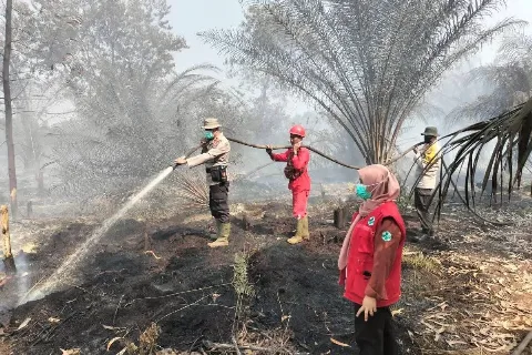 Kolaborasi Polsek Bukit Batu dan Tenaga Medis Perkuat Penanganan dan Pendinginan Karhutla