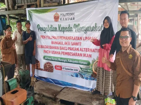 Dosen Politeknik Kampar Latih Pembudidaya Ikan di Kampar Manfaatkan Bungkil Inti Sawit untuk Pakan Alternatif
