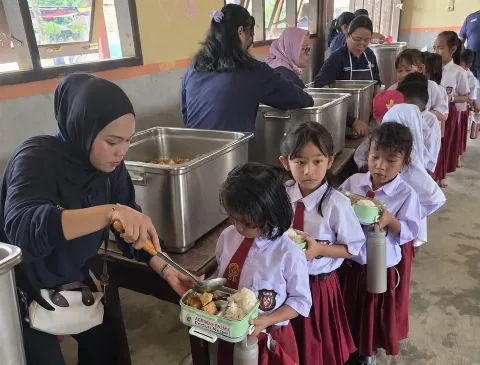 Wujud Nyata Kepedulian Sosial, PT Agrinas Palma Nusantara Salurkan Makan Bergizi, Laptop, dan Gelar Pasar Rakyat di Rokan Hulu