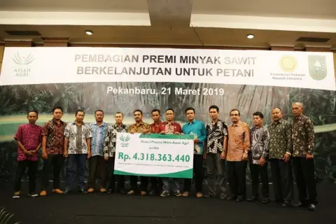 Asian Agri Berikan Premi Minyak Sawit  Bersertifikat Kepada 72 KUD