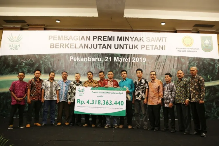 Asian Agri Berikan Premi Minyak Sawit  Bersertifikat Kepada 72 KUD