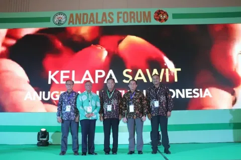 Rektor Instiper Raih APKASINDO Award Kategori Tokoh Pendidikan